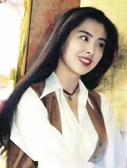 55岁王祖贤拜佛被拍,皮肤白皙紧致,扎高马尾仍然有少女感!