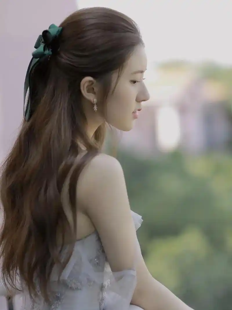 颅骨圆润,饱满,颅顶高度优越,发量富人,23让整个人明朗又不失柔软.