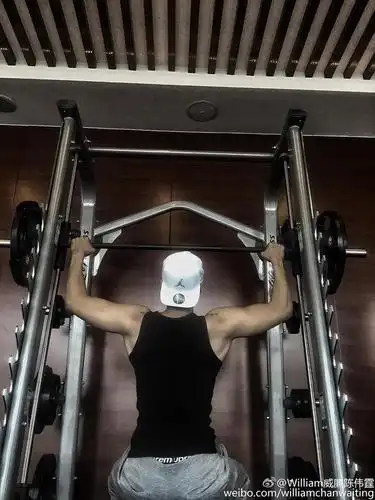 好壮!陈伟霆半裸健身大秀肌肉