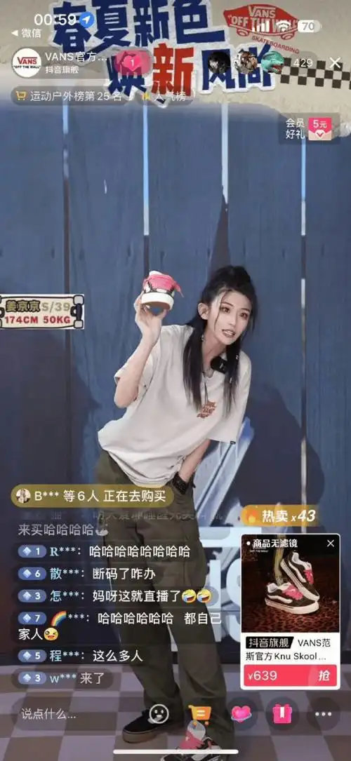 蔡徐坤深夜再发录音室照片同款时尚穿搭即刻售罄