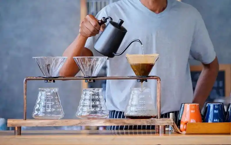 手冲咖啡冲泡注水流程技巧分析为什么冲咖啡要绕圈注水