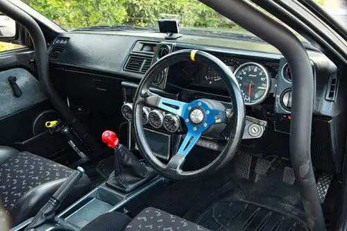 车主在加入赛车仪表后,原车内饰尽可能保留原味.