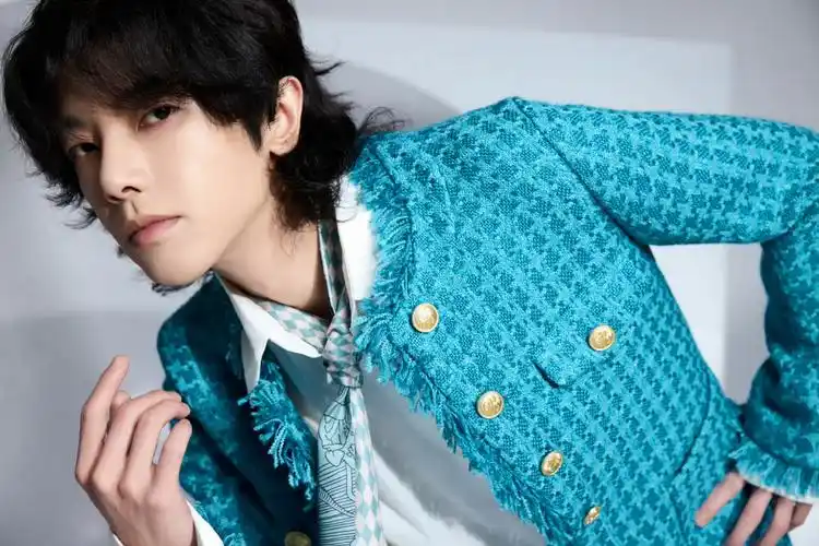 我想让你拍出华晨宇美貌的十分之一,华晨宇就站在那里,你去拍