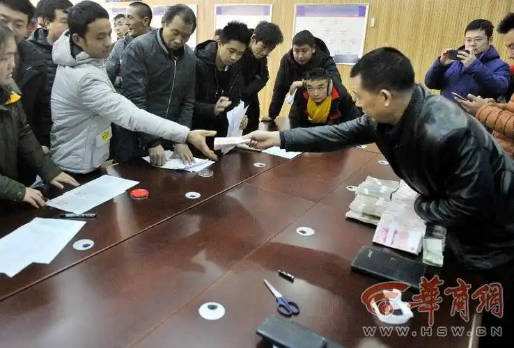 终于能回家过年了灞桥50位农民工排队领取迟到的工资