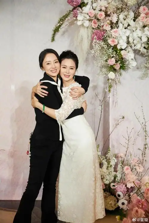 关悦45岁生日左吻闺蜜董璇右吻老公佟大为好不热闹