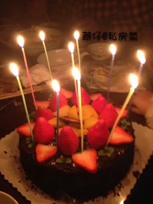 巧克力草莓生日蛋糕,如图插上蜡烛,美美的生日蛋糕就完美啦!