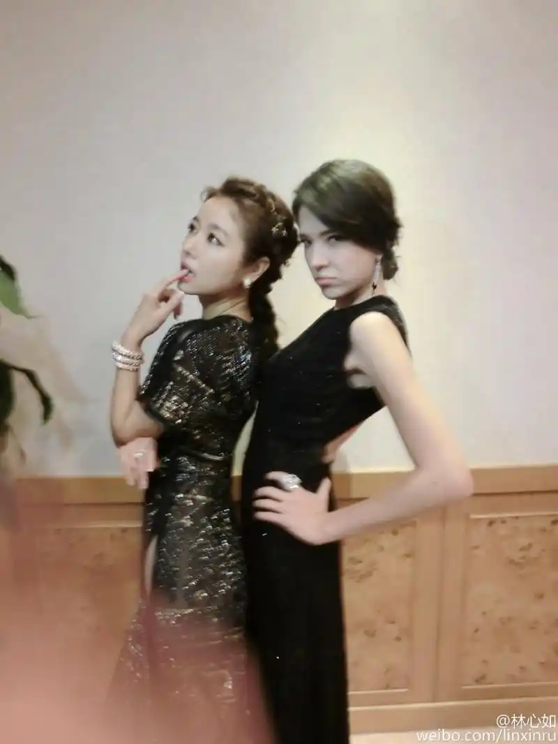 许玮宁在巴厘岛拍摄照片 林心如伴娘身份坐实