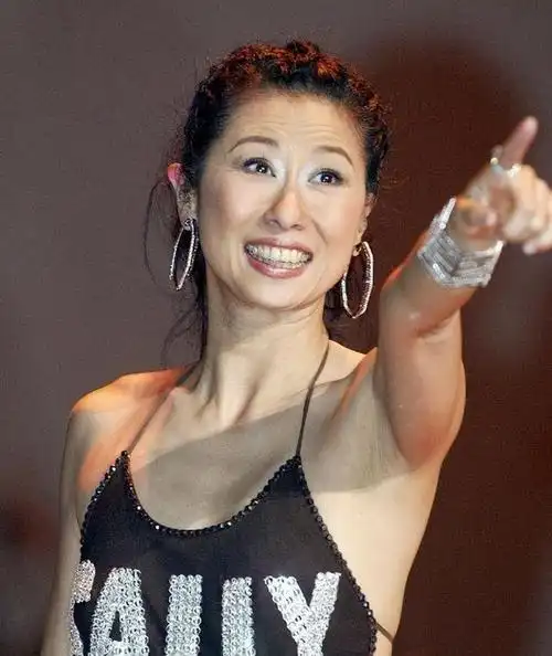 从优渥童年到意外进入娱乐圈,再到感情生活的选择,叶倩文的一生经历了