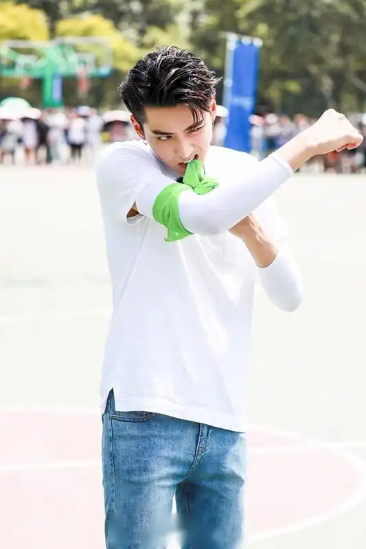 吴亦凡在篮球场的freestyle