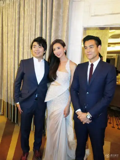 彭于晏现身迪士尼与众明星合影组图