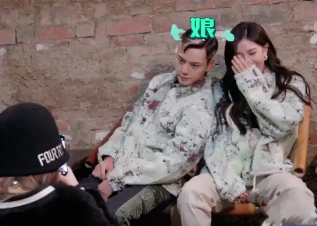 宋妍霏把口红蹭在陈伟霆肩头,谁注意男方的反应,网友瞬间炸锅