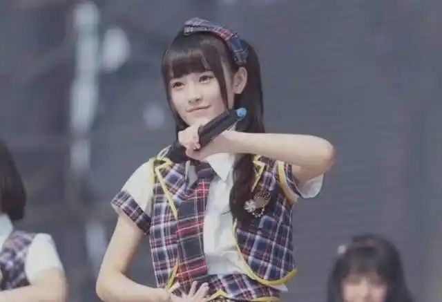 鞠婧祎旧照流出,五官端正气质清纯,"四千年美女"没白叫