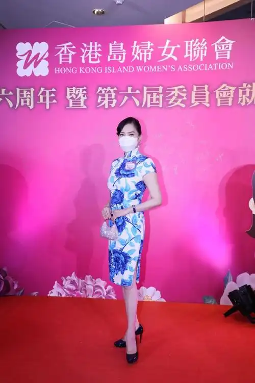 吕良伟前妻邝美云,59岁还保持着港姐身材,穿旗袍曲线仍惊艳