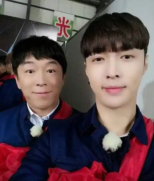 张艺兴31岁生日到来后,黄渤等艺人发文祝福,打动人心_王迅_头发_衣服