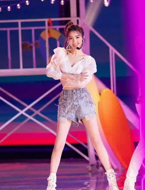 原创毛晓彤又来秀身材v领雪纺上衣配短裤清爽甜美如邻家小妹