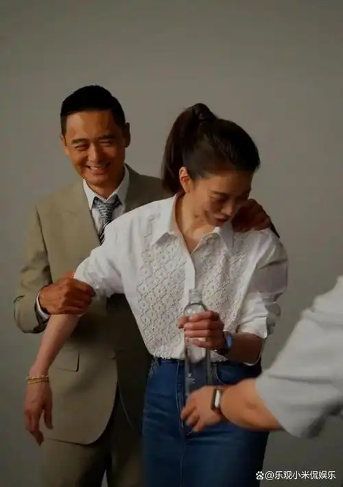 周润发合影粉丝起争议,指耍架子不尊重人,拘谨合影港姐笑容满面