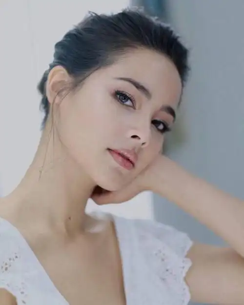 泰国女星yaya人生波动心的唯一个人ins更新部分图片搬运自微博活动图