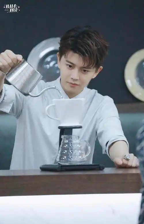 任嘉伦超话#任嘉伦##任嘉伦2024共赴嘉期#无法拒绝任嘉伦穿一件白衬衫