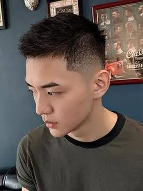 夏季男生流行发型短发  清爽帅气的发型夏季首选