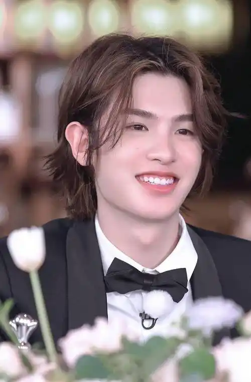 在跑男的这四期节目里,陈立农给观众留下了深刻的印象,尤其是在跑男