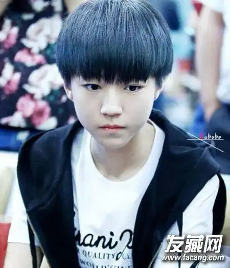 > 语音票王王俊凯人气高 王俊凯发型图片(2)导读:这样的锅盖头造型配