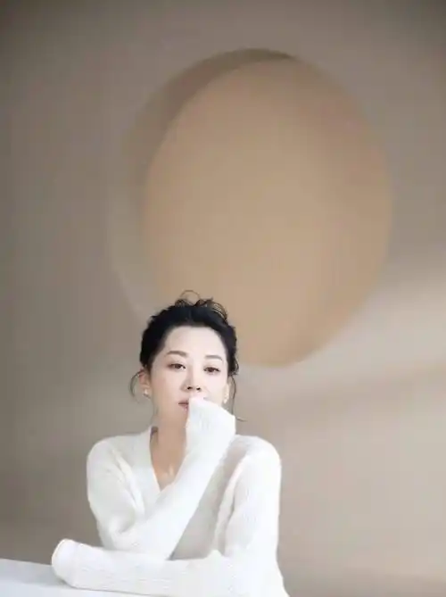 许晴穿白色套装,典雅时尚,看起来更有女人味_look_造型_质感