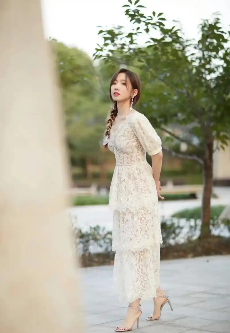 孟美岐穿上喜欢的高跟凉鞋,心情美哒哒!