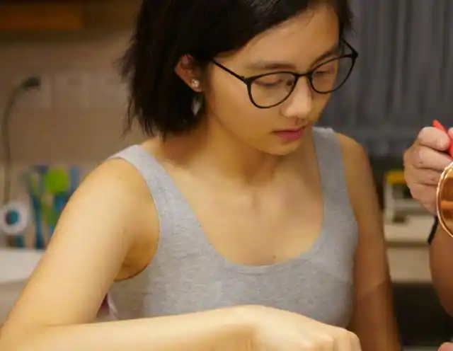 有种少女身材叫黄多多与爸爸黄磊做蛋糕穿背心美出新高度