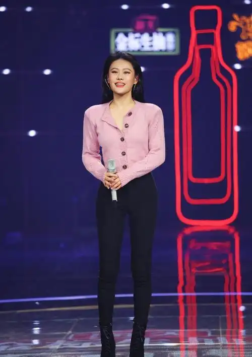 袁娅维真接地气,一身休闲装配毛衣穿成"三截",一般人不敢试_黑色