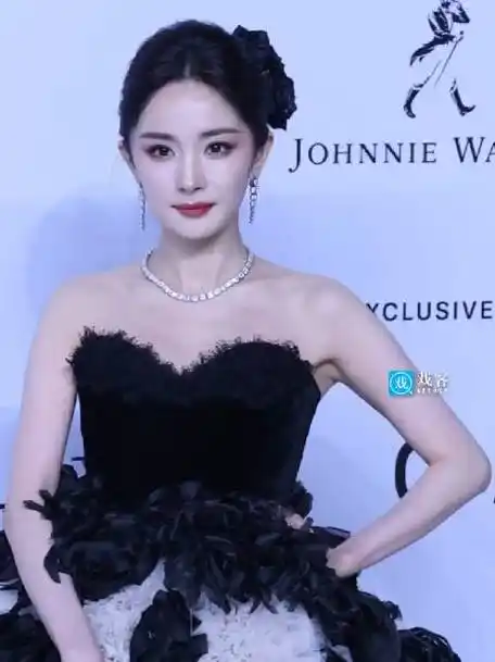 杨幂红毯战神年底回归##gq红毯##gq红毯直播##杨幂在超市拍出发图