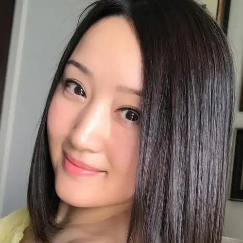 甜歌天后杨钰莹近年来罕见居家素颜照,检验冻龄女神成色的照片