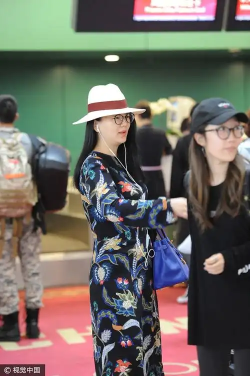 李湘一条花裙从头包到脚显富态 素颜皮肤嫩踩细高跟也很拼