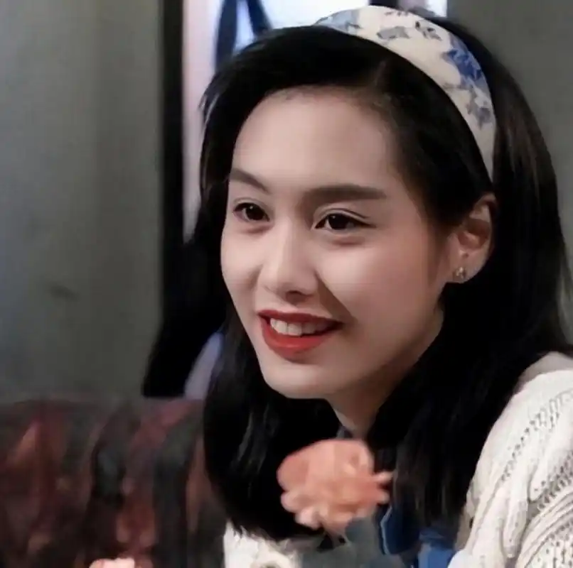 当有人问如果回到20岁会干什么时,朱茵毫不犹豫地回答道:"我想早点