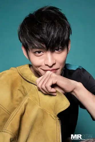 曹佑宁时尚大片玩转学院风 温暖笑容化身魅力学长