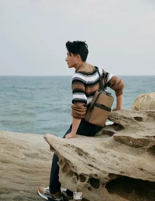 九月刊开季封面96,黄轩表现力好好,文艺感十足,好像在拍电影海报