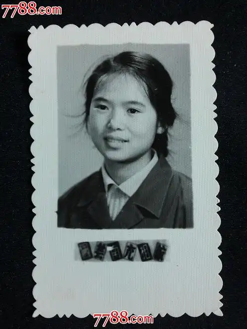 八十年代老照片:美女肖像【尺寸7.5x4.5公分】!
