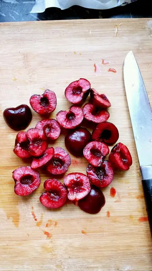 樱桃对半切开,去核