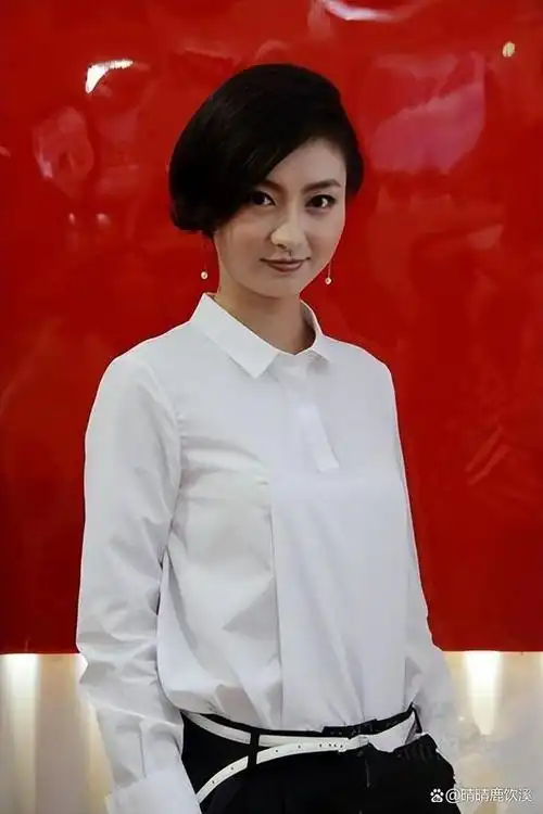 斓曦亮相上海时装周t台走秀超惊艳一举一动尽显中式礼服魅力