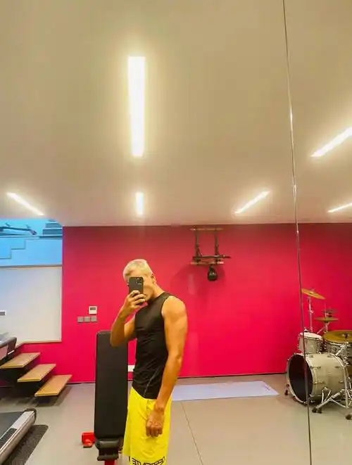 37岁陈伟霆撩衣秀6块腹肌!引万人舔屏,评论区直接"塌方"?