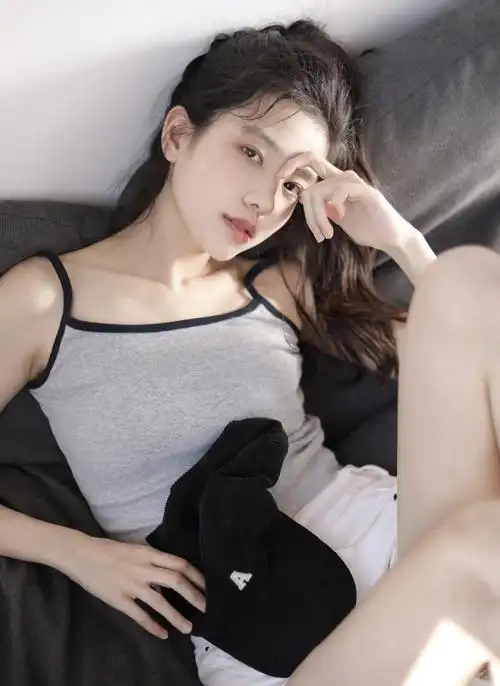 高挑白皙美女韩流时尚性感写真