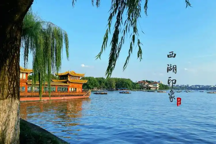 泛舟的人群,感觉手机都拍不出它的美#杭州西湖  #西湖美景  #西湖拍照