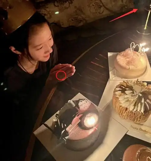 鹿晗卡点为关晓彤庆生,送3个千元蛋糕太奢侈,右手新戒指抢镜