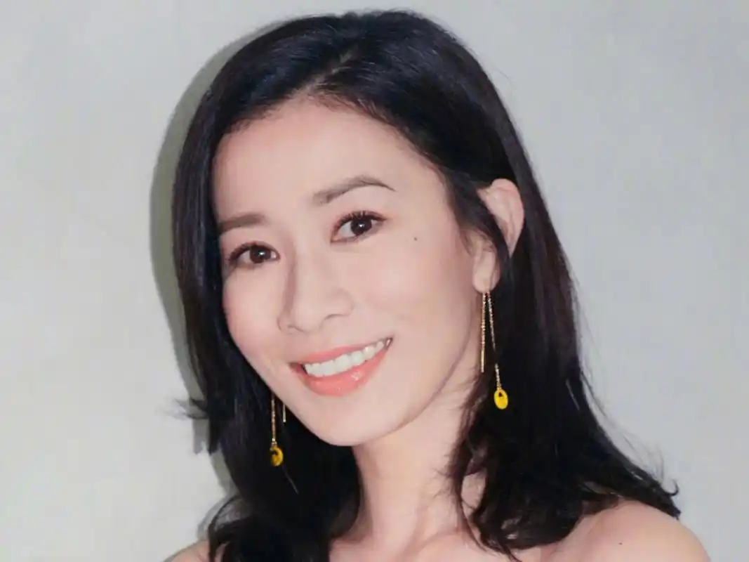 佘诗曼是香港小姐选美比赛中非常幸运的一位,她在1997年赢得了港姐