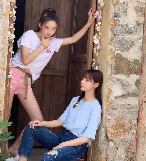 沈梦辰晒合照,与杨超越组成村里两支花,网红滤镜毁掉杨超越_照片_嘉宾