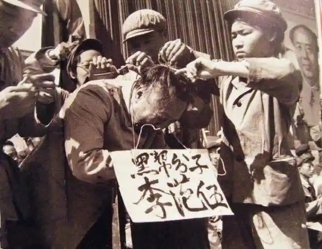 三 宣传画中看政治 老照片里观历史---文革十年1 --4红卫兵破四旧