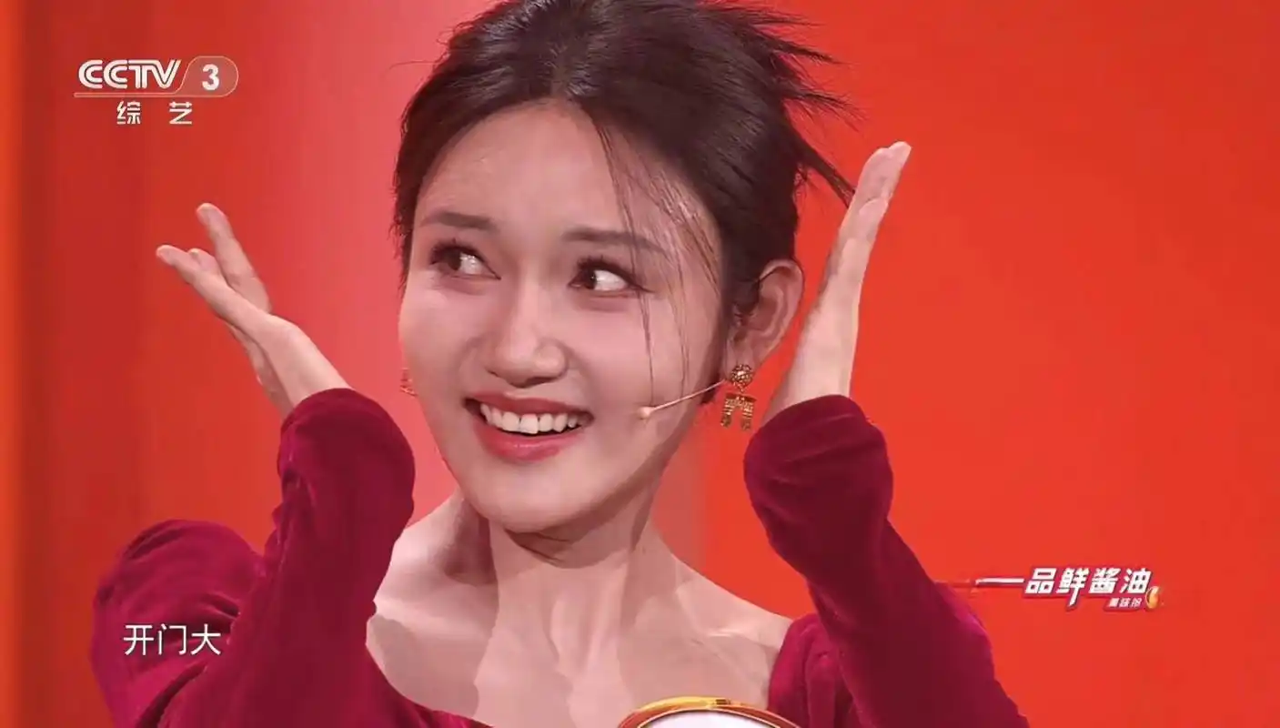 龙洋龙年开门红,主持春晚,参加综艺拿高额奖金,漂亮聪明运气好