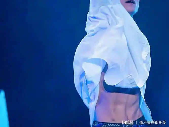 王源pk易烊千玺,一起大秀腹肌,易烊千玺被diss:别蹭热度