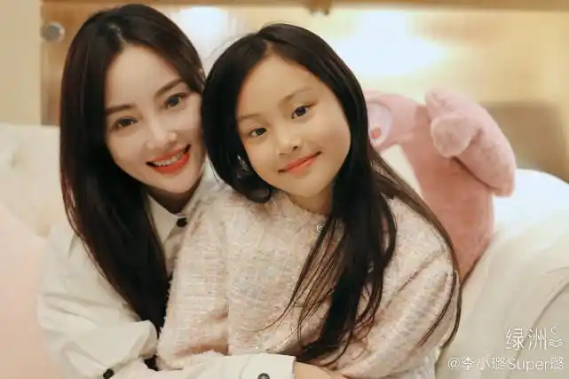 李小璐情人节分享祖孙三代合照甜馨可爱似贾乃亮妈妈端庄优雅