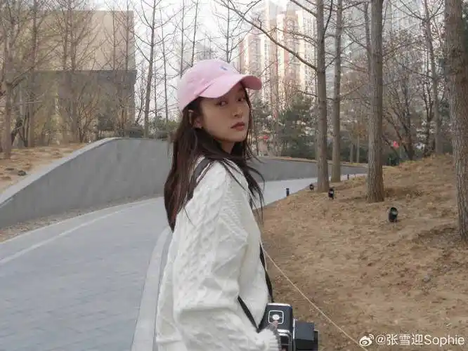 张雪迎笑起来的时候也更加的迷人,露出了一