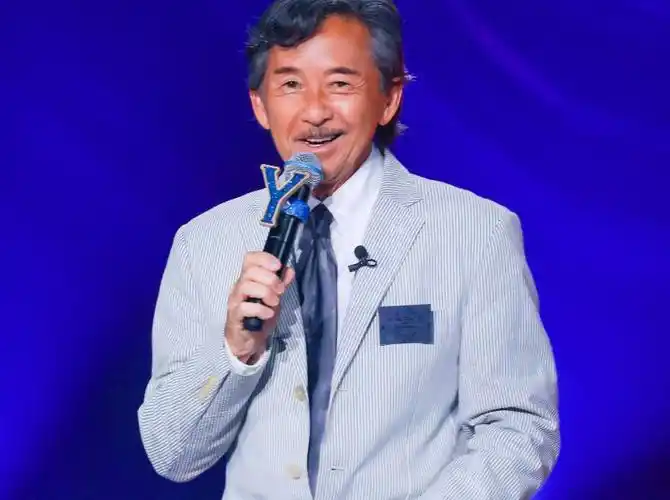 林子祥罕见与前妻同框!搂着前妻表情引争议,与叶倩文合影却冷漠